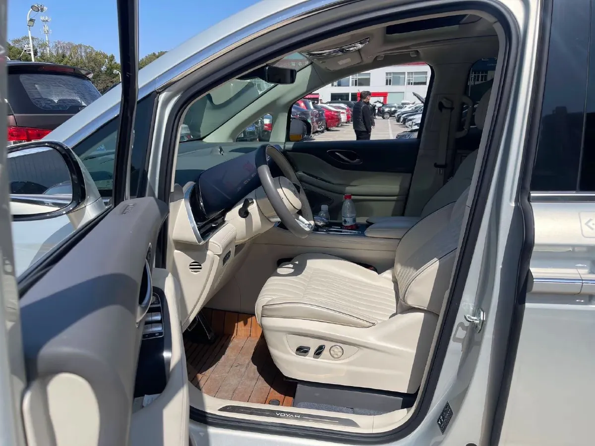 2022 Voyah Dream 1.5T 136HP L4 PHEV 25.57KWH,autocango,china used car exporter,china ev exporter,chinese used car exporter,chinese used ev exporter