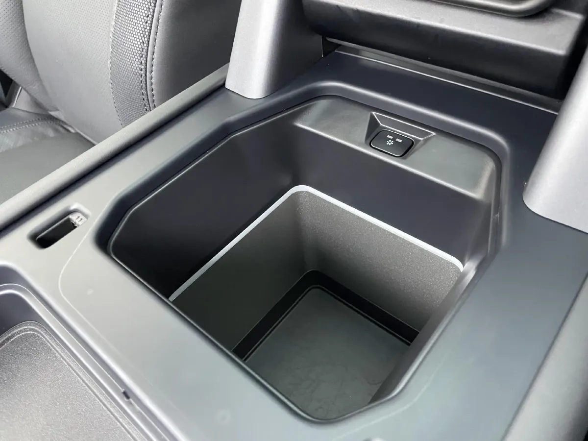 2024 Land Rover Defender 3.0T 400HP L6 8AT,autocango,china used car exporter,china ev exporter,chinese used car exporter,chinese used ev exporter