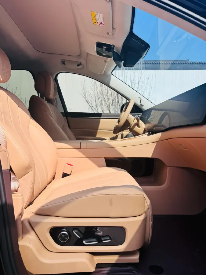 2025 AITO AITO M8 REEV 160HP REEV 53.4KWH,autocango,china used car exporter,china ev exporter,chinese used car exporter,chinese used ev exporter