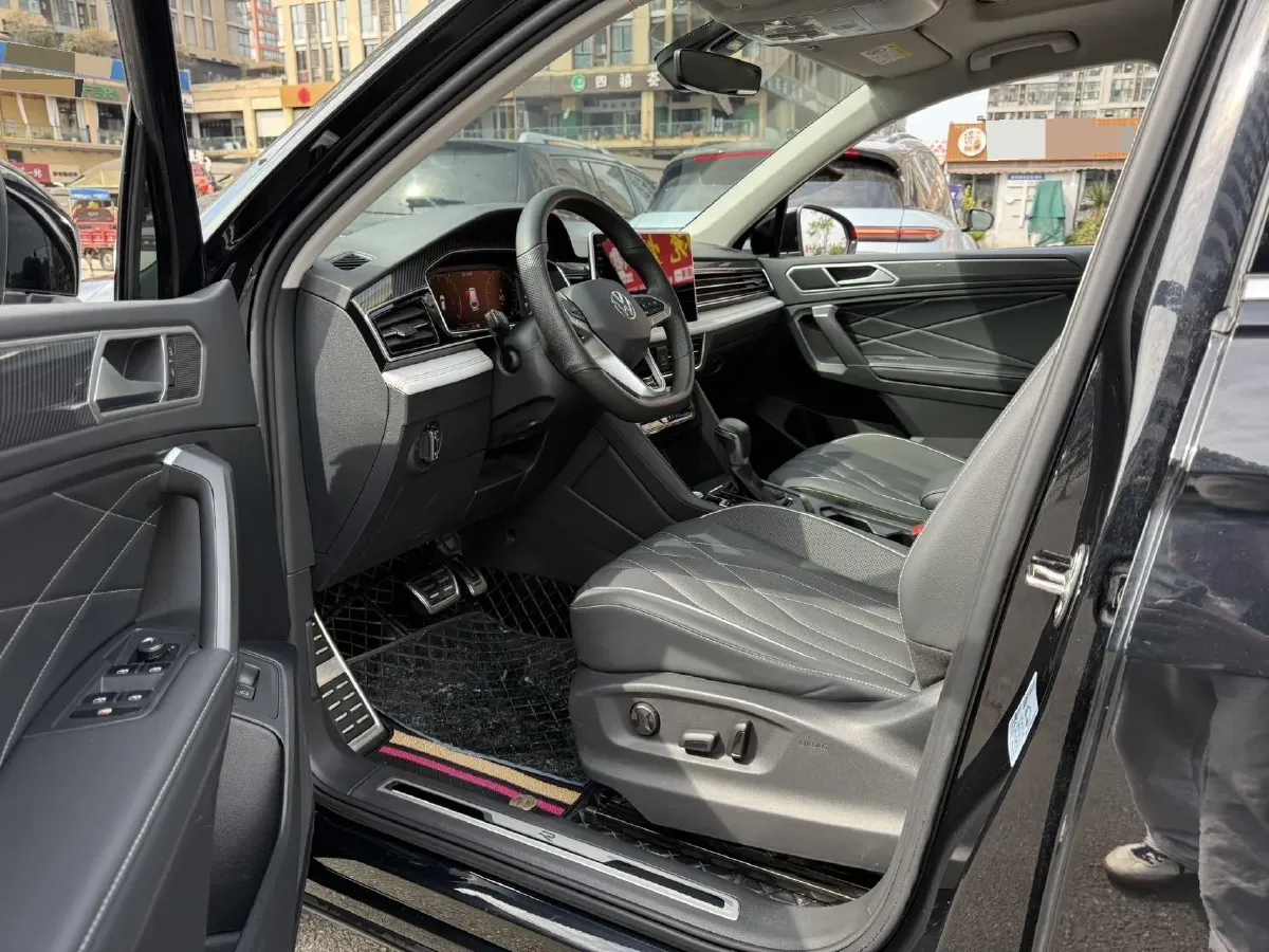 2024 Volkswagen Tiguan L 2.0T 186HP L4 7DCT,autocango,china used car exporter,china ev exporter,chinese used car exporter,chinese used ev exporter