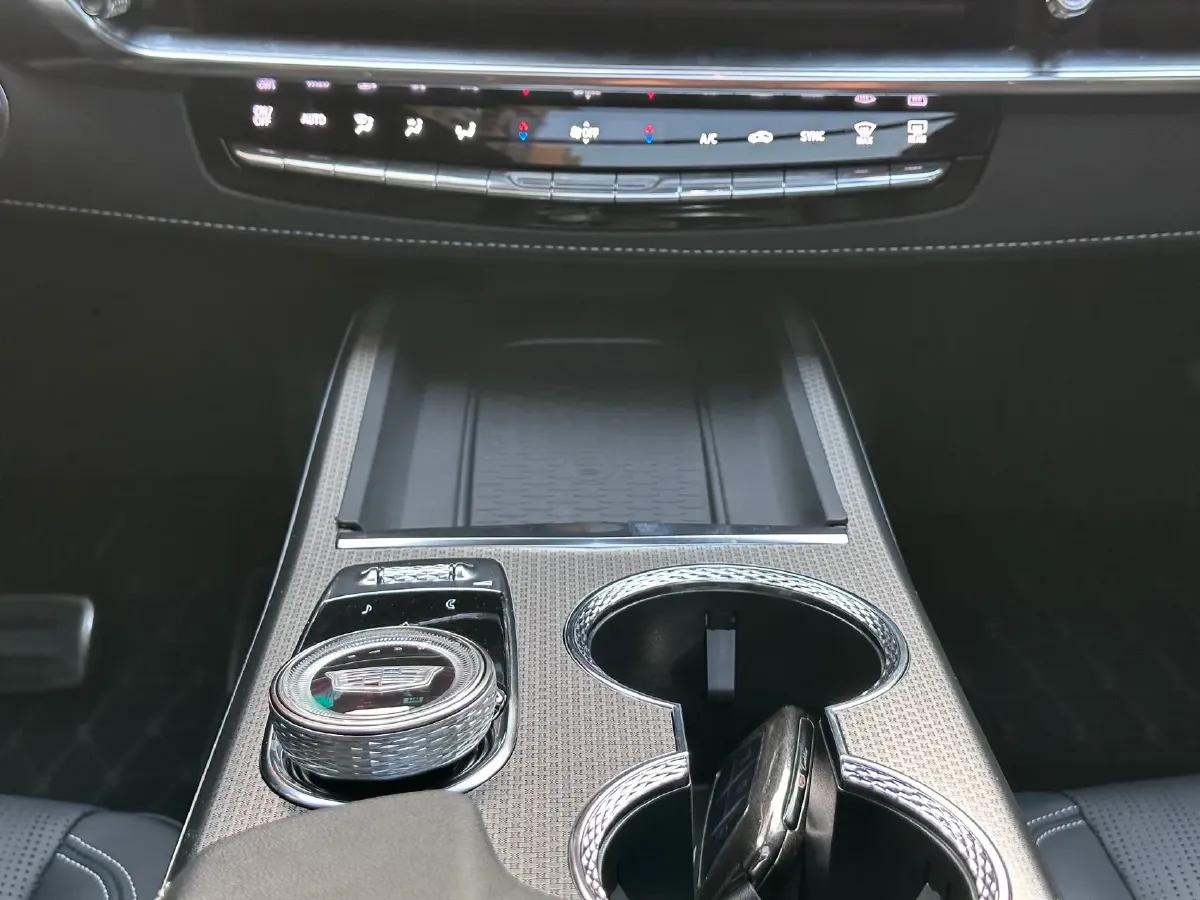 2025 Cadillac XT5 2.0T 237HP L4 9AT,autocango,china used car exporter,china ev exporter,chinese used car exporter,chinese used ev exporter