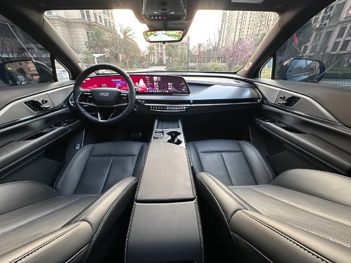 2025 Cadillac XT5 2.0T 237HP L4 9AT,autocango,china used car exporter,china ev exporter,chinese used car exporter,chinese used ev exporter