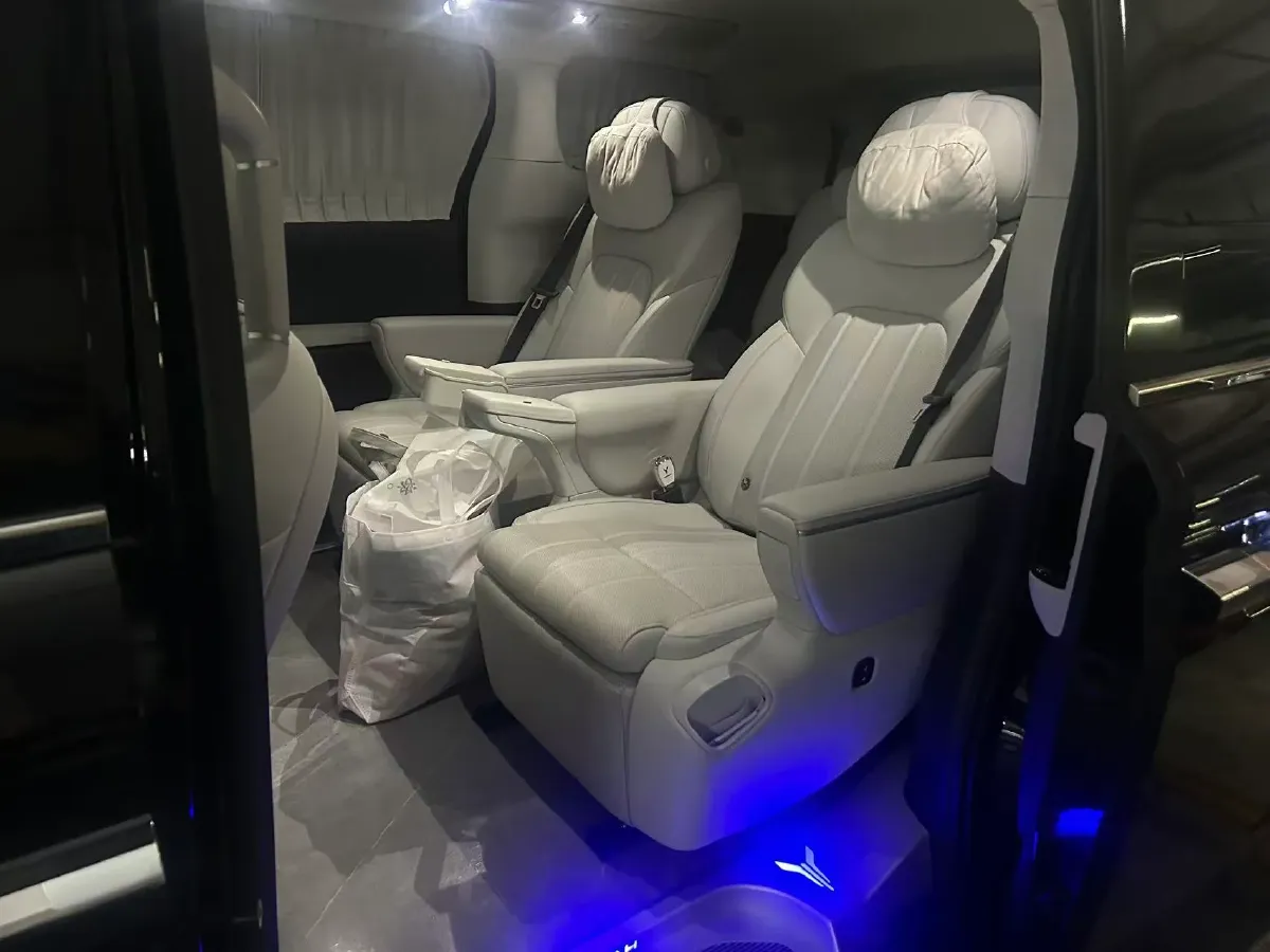 2025 Voyah Dream 1.5T 150HP L4 PHEV 41.7KWH,autocango,china used car exporter,china ev exporter,chinese used car exporter,chinese used ev exporter