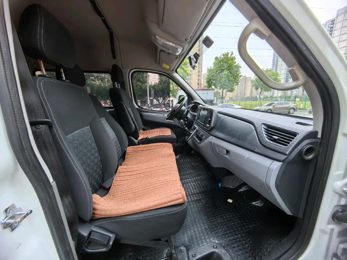 2023 MAXUS XinTu V80 2.0T 127HP L4 6MT,autocango,china used car exporter,china ev exporter,chinese used car exporter,chinese used ev exporter