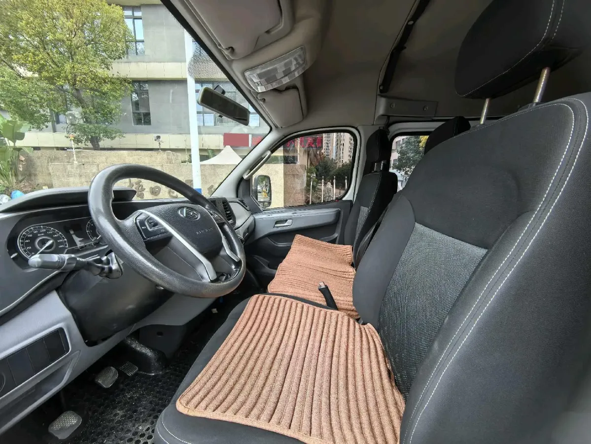 2023 MAXUS XinTu V80 2.0T 127HP L4 6MT,autocango,china used car exporter,china ev exporter,chinese used car exporter,chinese used ev exporter