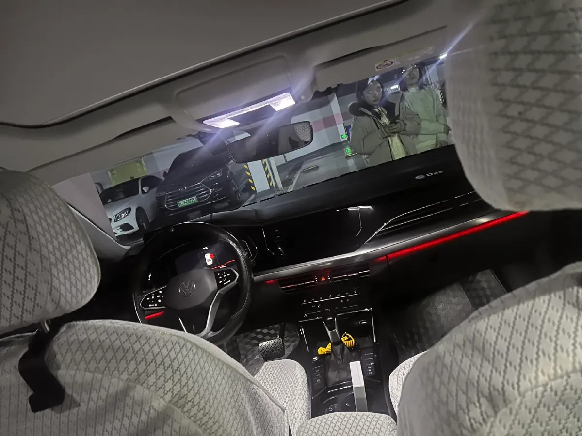 2025 Volkswagen Passat 2.0T 220HP L4 7DCT,autocango,china used car exporter,china ev exporter,chinese used car exporter,chinese used ev exporter