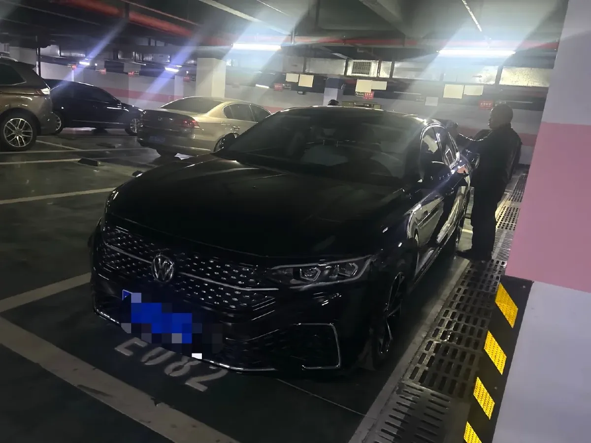 2025 Volkswagen Passat 2.0T 220HP L4 7DCT,autocango,china used car exporter,china ev exporter,chinese used car exporter,chinese used ev exporter