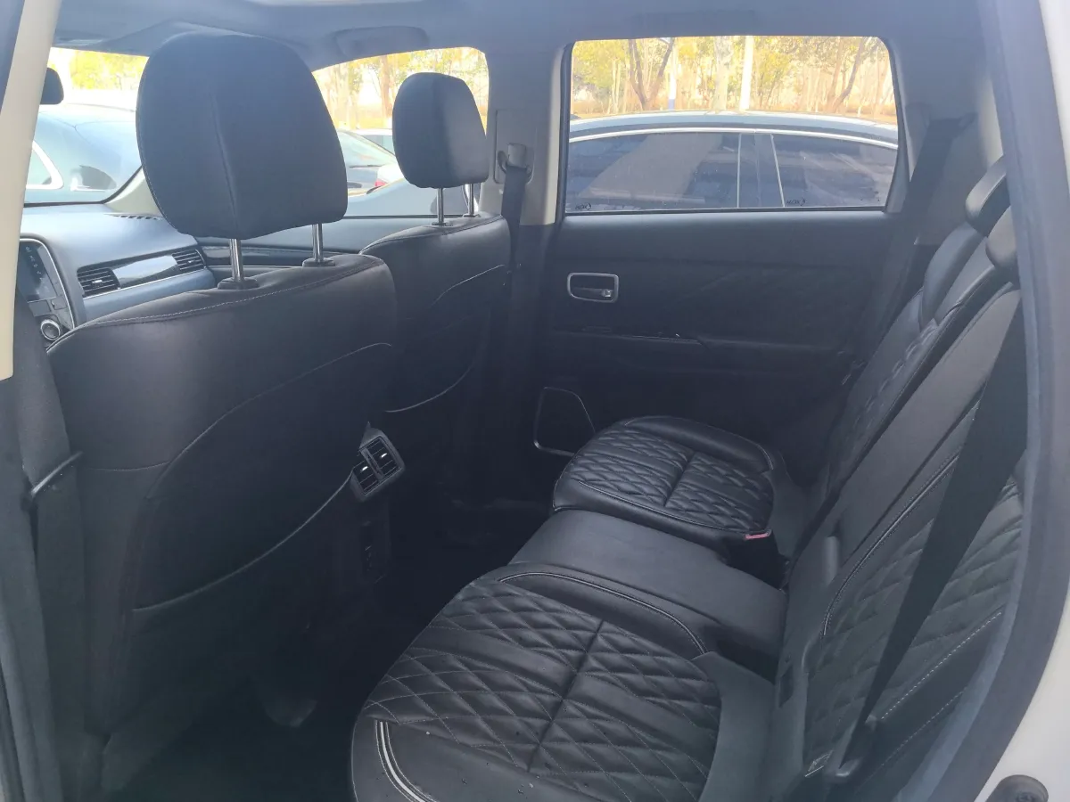 2021 Mitsubishi Outlander 2.4L 192HP L4 CVT,autocango,china used car exporter,china ev exporter,chinese used car exporter,chinese used ev exporter