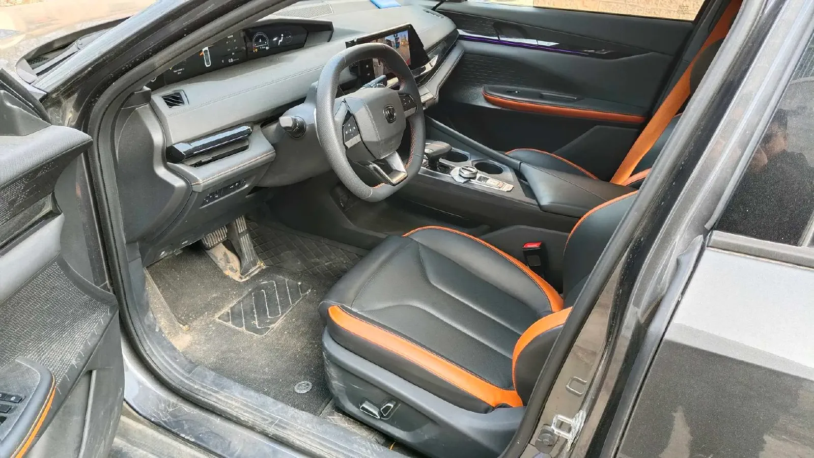 2023 ChangAn UNI-V 1.5T 188HP L4 7DCT,autocango,china used car exporter,china ev exporter,chinese used car exporter,chinese used ev exporter