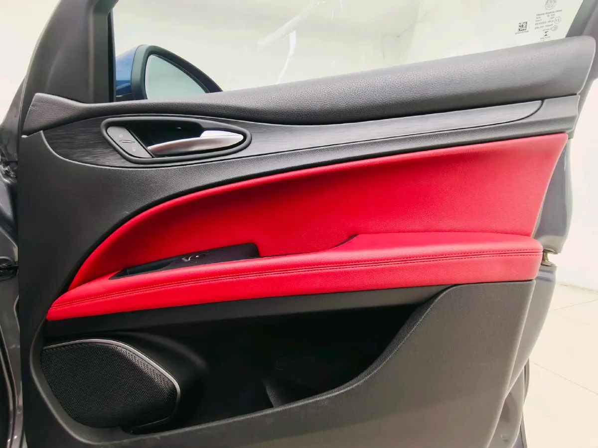 2017 Alfa Romeo Stelvio 2.0T 280HP L4 8AT,autocango,china used car exporter,china ev exporter,chinese used car exporter,chinese used ev exporter