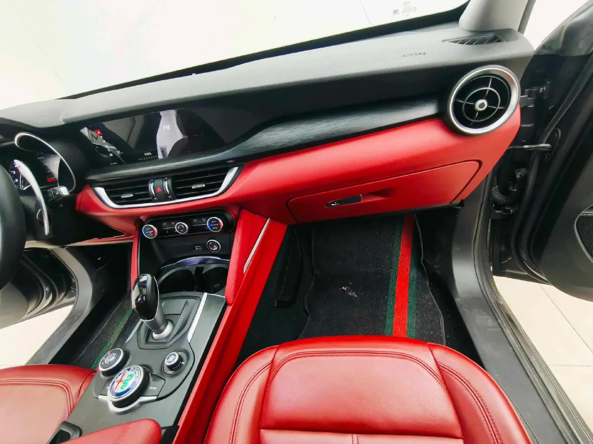 2017 Alfa Romeo Stelvio 2.0T 280HP L4 8AT,autocango,china used car exporter,china ev exporter,chinese used car exporter,chinese used ev exporter