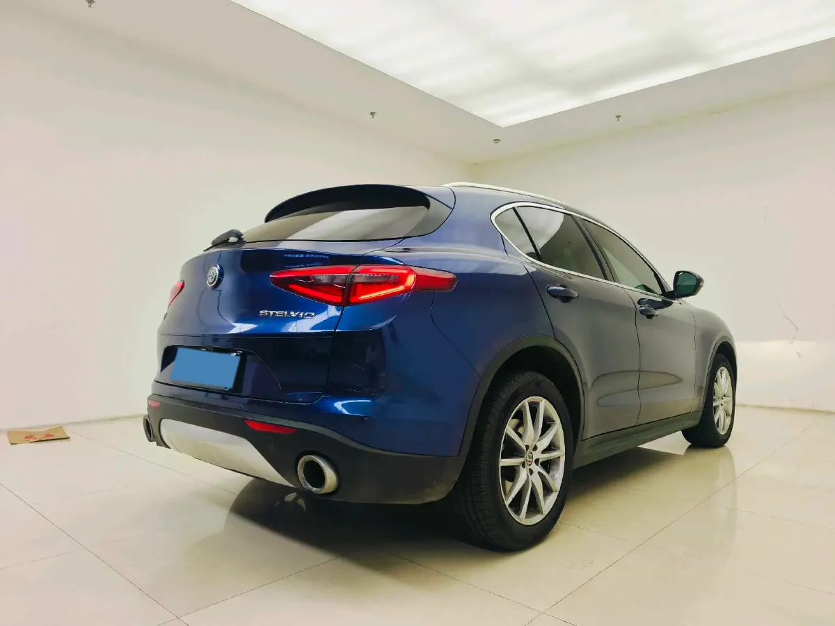 2017 Alfa Romeo Stelvio 2.0T 280HP L4 8AT,autocango,china used car exporter,china ev exporter,chinese used car exporter,chinese used ev exporter