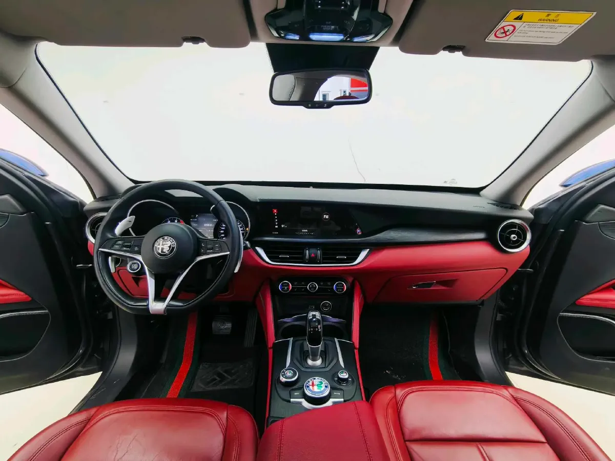 2017 Alfa Romeo Stelvio 2.0T 280HP L4 8AT,autocango,china used car exporter,china ev exporter,chinese used car exporter,chinese used ev exporter