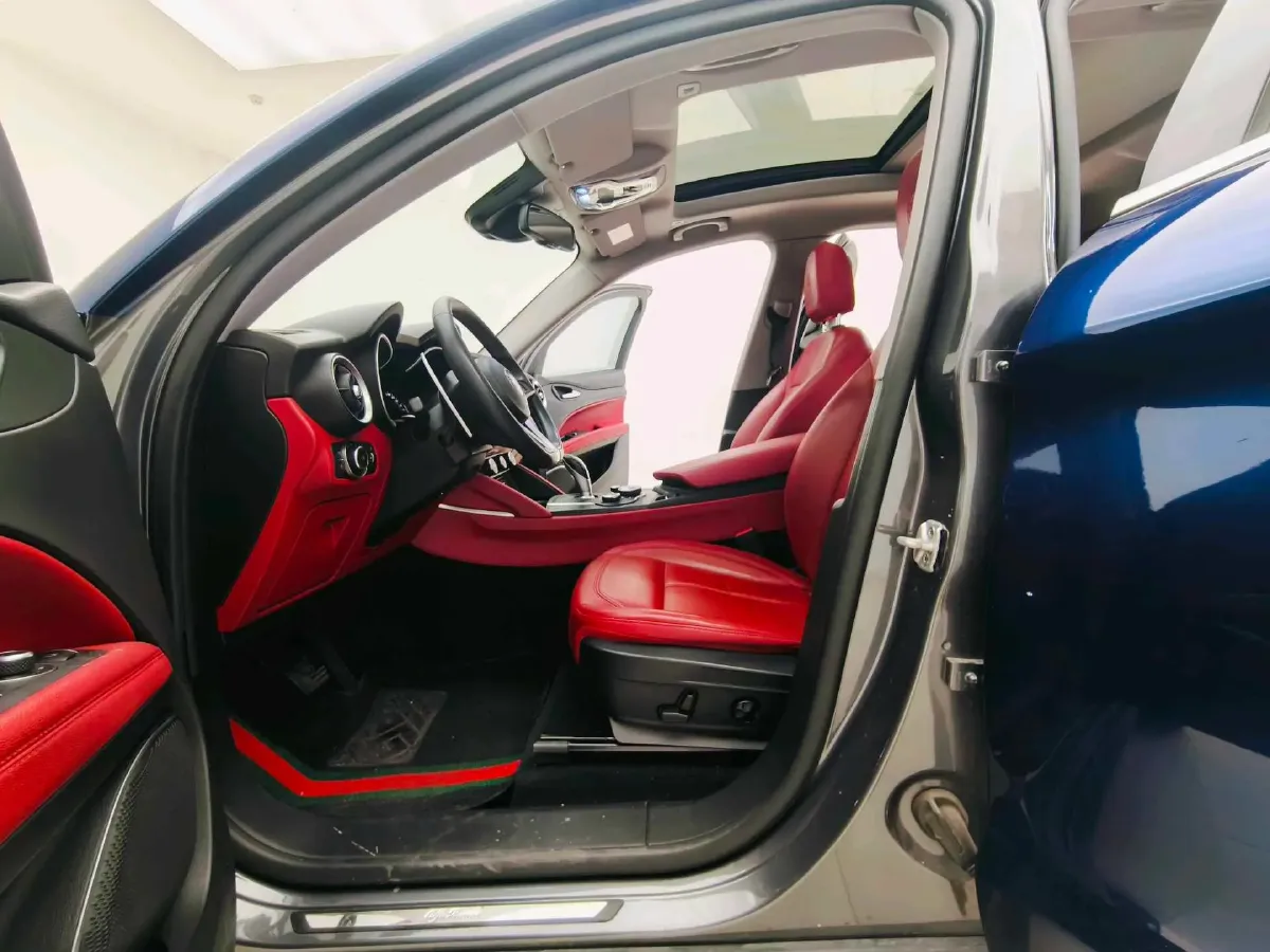 2017 Alfa Romeo Stelvio 2.0T 280HP L4 8AT,autocango,china used car exporter,china ev exporter,chinese used car exporter,chinese used ev exporter