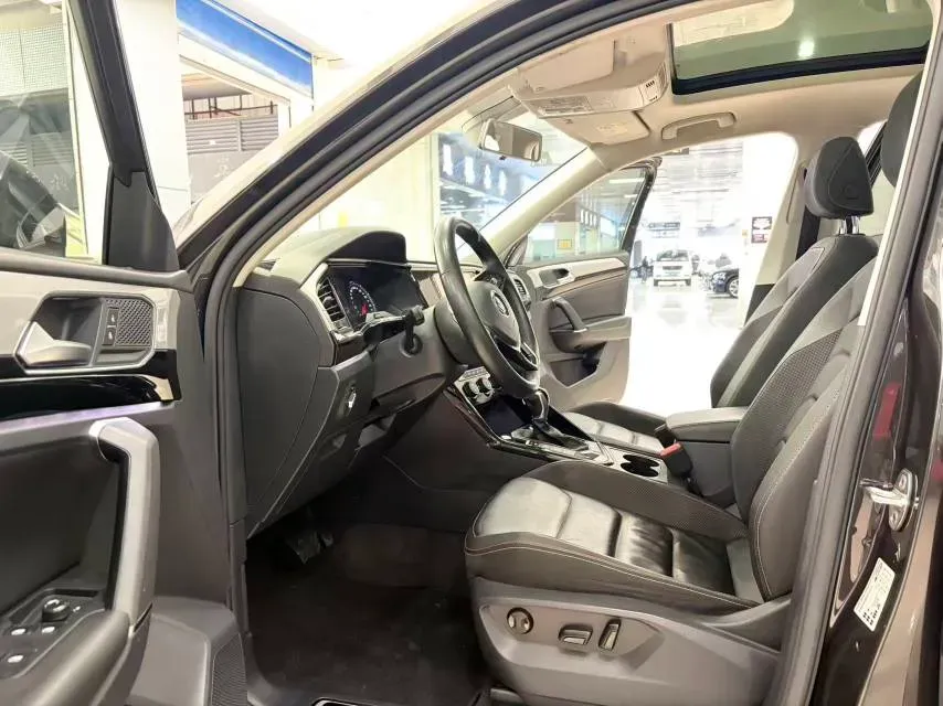 2019 Jeep Cherokee 2.0T 234HP L4 9AT,autocango,china used car exporter,china ev exporter,chinese used car exporter,chinese used ev exporter