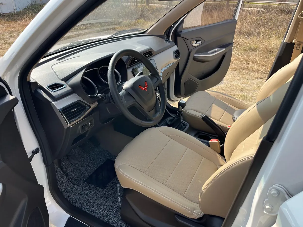 2021 WuLing HongGuang 1.5L 99HP L4 6MT,autocango,china used car exporter,china ev exporter,chinese used car exporter,chinese used ev exporter