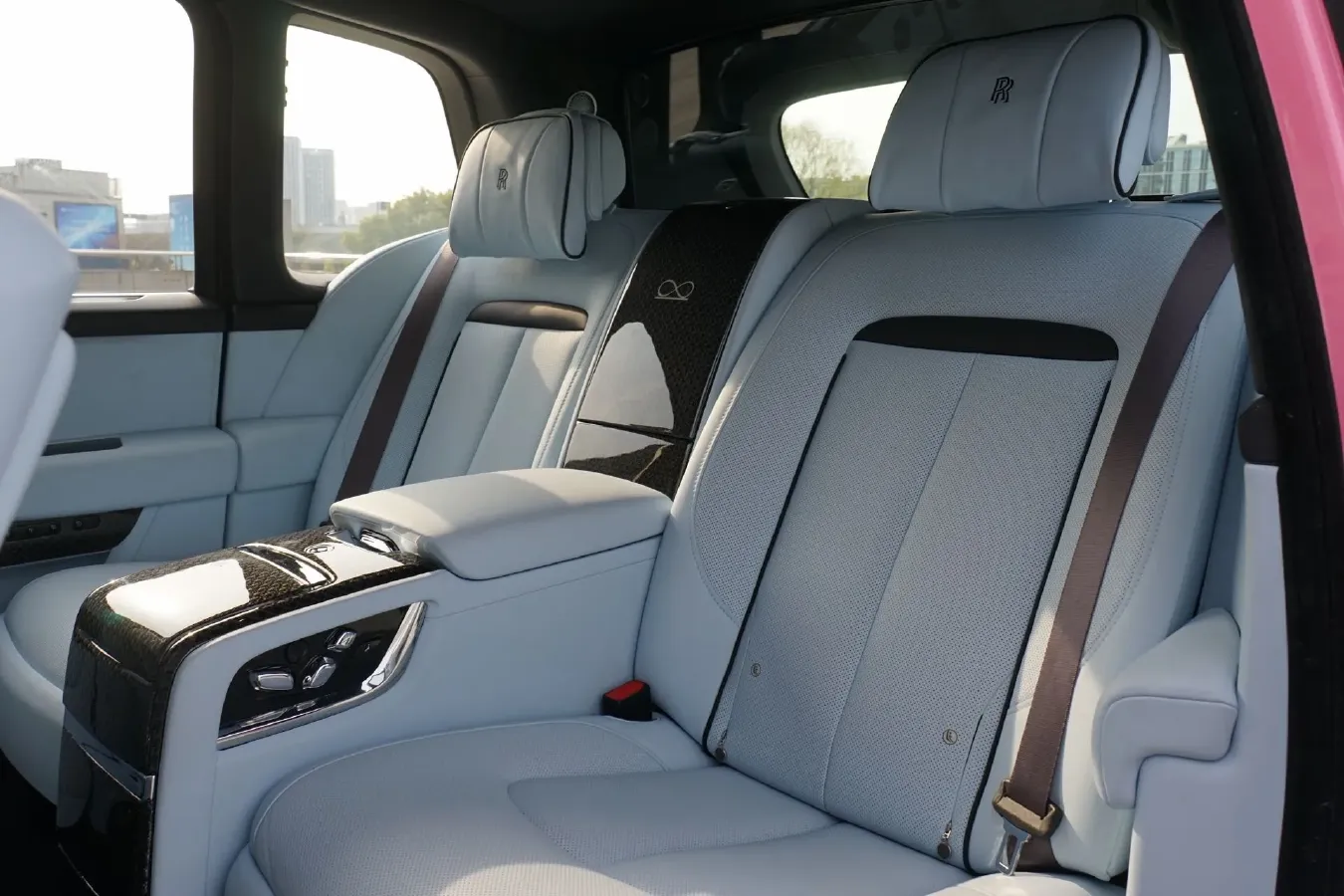 2018 Rolls-Royce Cullinan 6.7T 571HP V12 8AT,autocango,china used car exporter,china ev exporter,chinese used car exporter,chinese used ev exporter