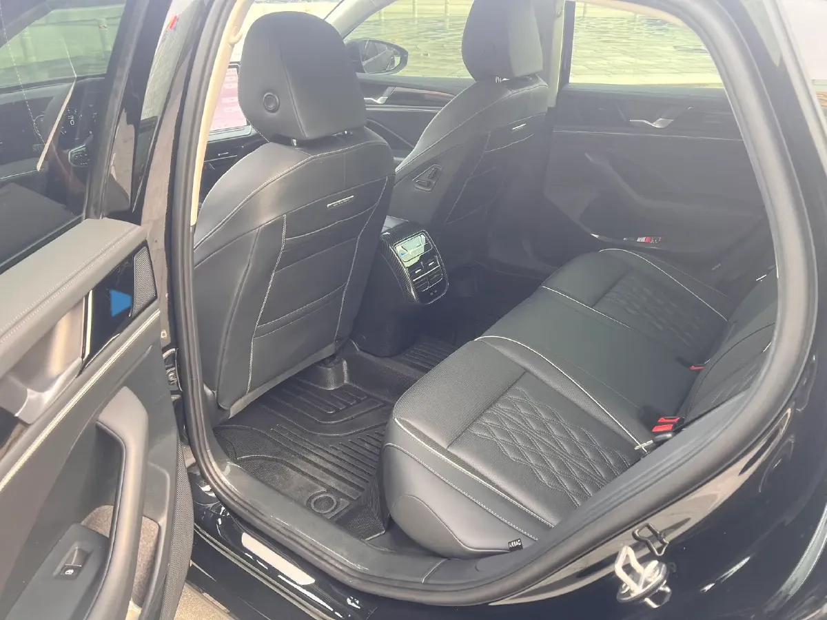 2024 Volkswagen Magotan 2.0T 220HP L4 7DCT,autocango,china used car exporter,china ev exporter,chinese used car exporter,chinese used ev exporter