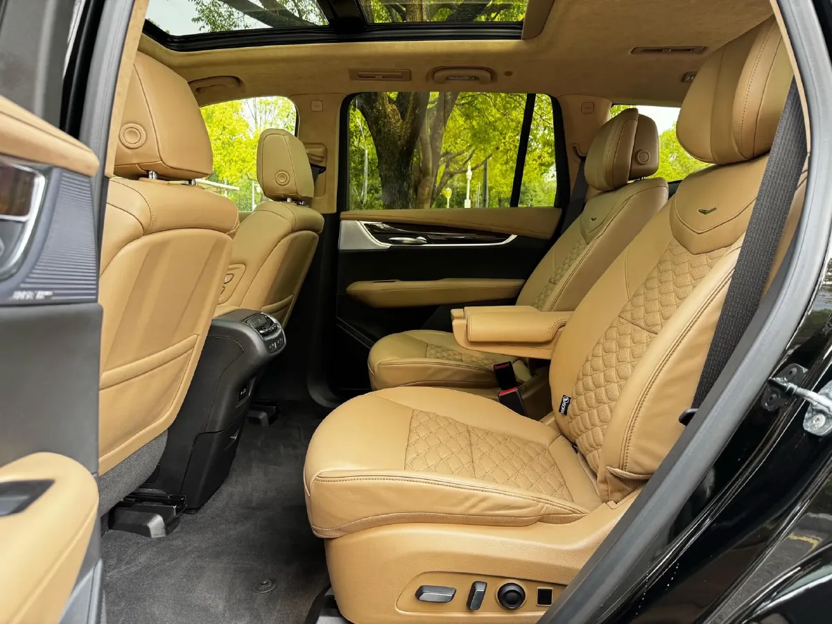 2025 Cadillac XT6 2.0T 237HP L4 9AT,autocango,china used car exporter,china ev exporter,chinese used car exporter,chinese used ev exporter