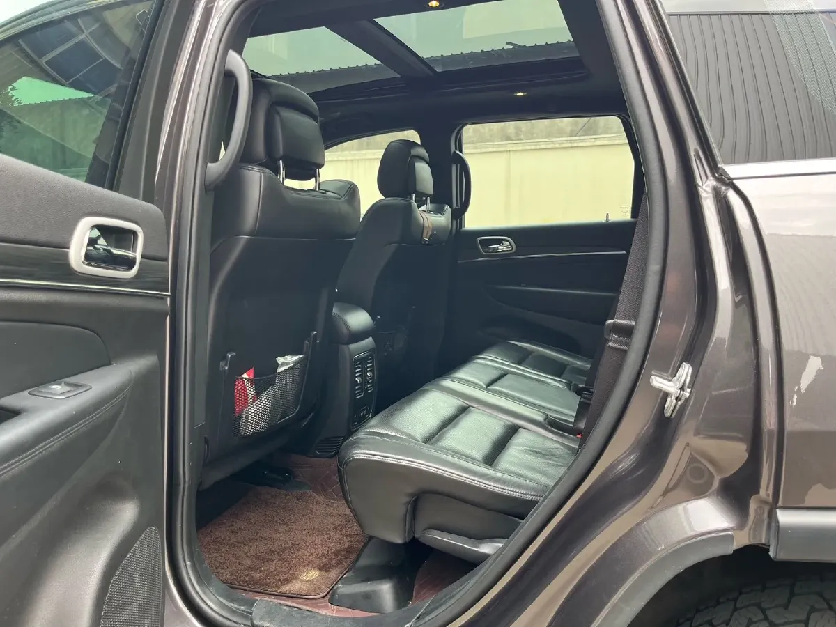 2021 Jeep Grand Cherokee 3.0L 234HP V6 8AT,autocango,china used car exporter,china ev exporter,chinese used car exporter,chinese used ev exporter