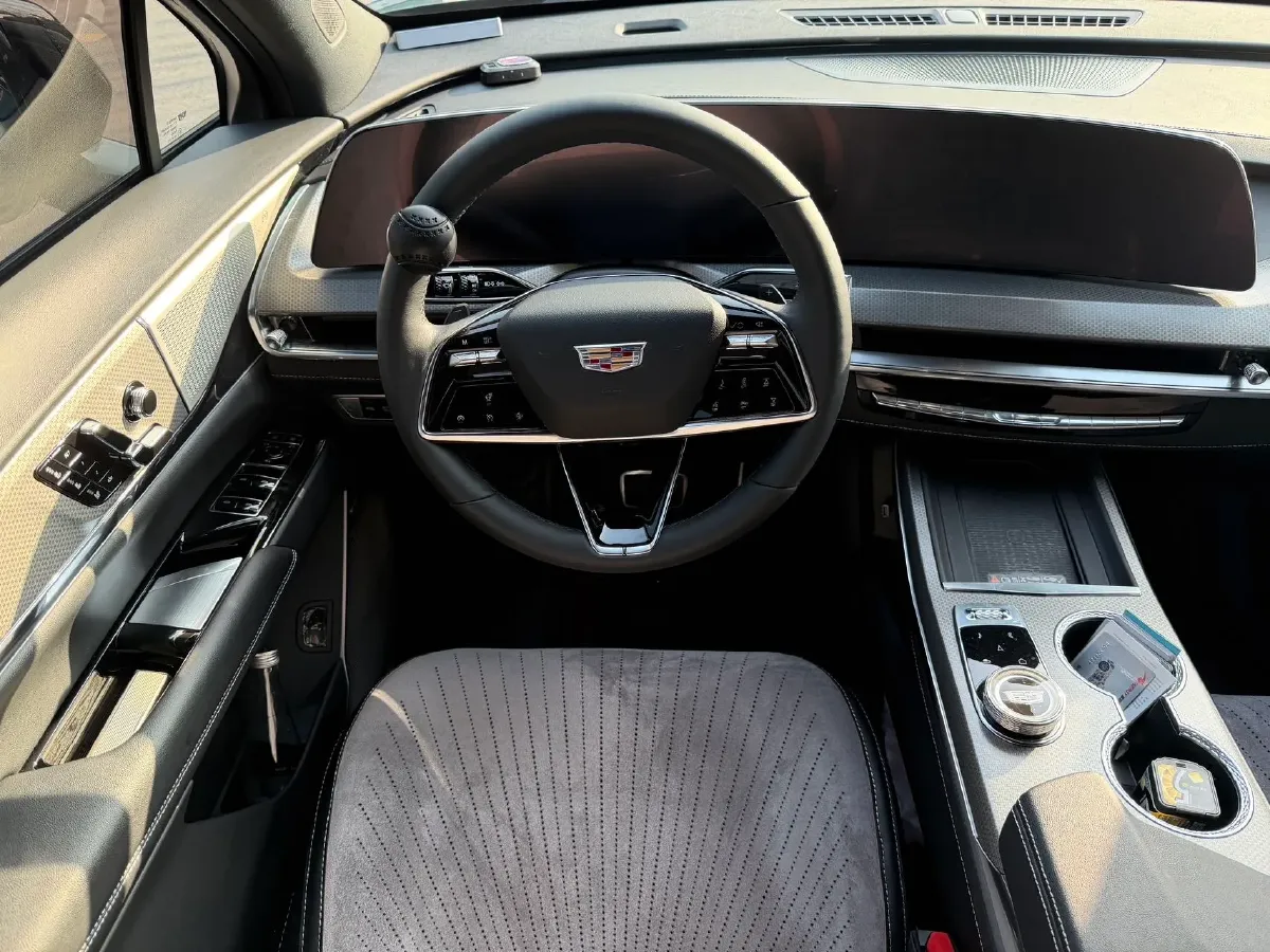 2025 Cadillac XT5 2.0T 237HP L4 9AT,autocango,china used car exporter,china ev exporter,chinese used car exporter,chinese used ev exporter