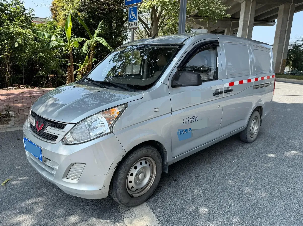 2019 WuLing RongGuang V 1.2L 82HP L4 5MT,autocango,china used car exporter,china ev exporter,chinese used car exporter,chinese used ev exporter