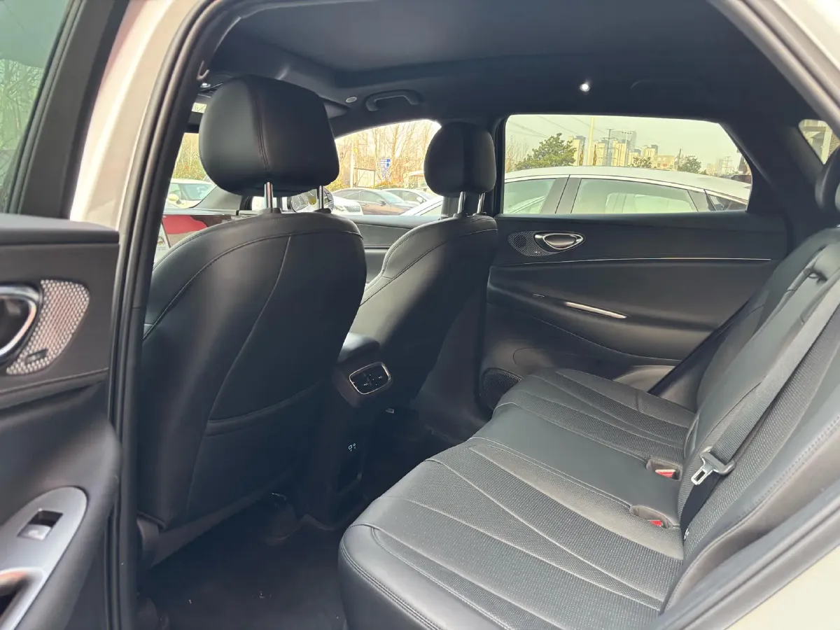 2025 LanDian E5 PLUS 1.5L 95HP L4 E-CVT PHEV,autocango,china used car exporter,china ev exporter,chinese used car exporter,chinese used ev exporter