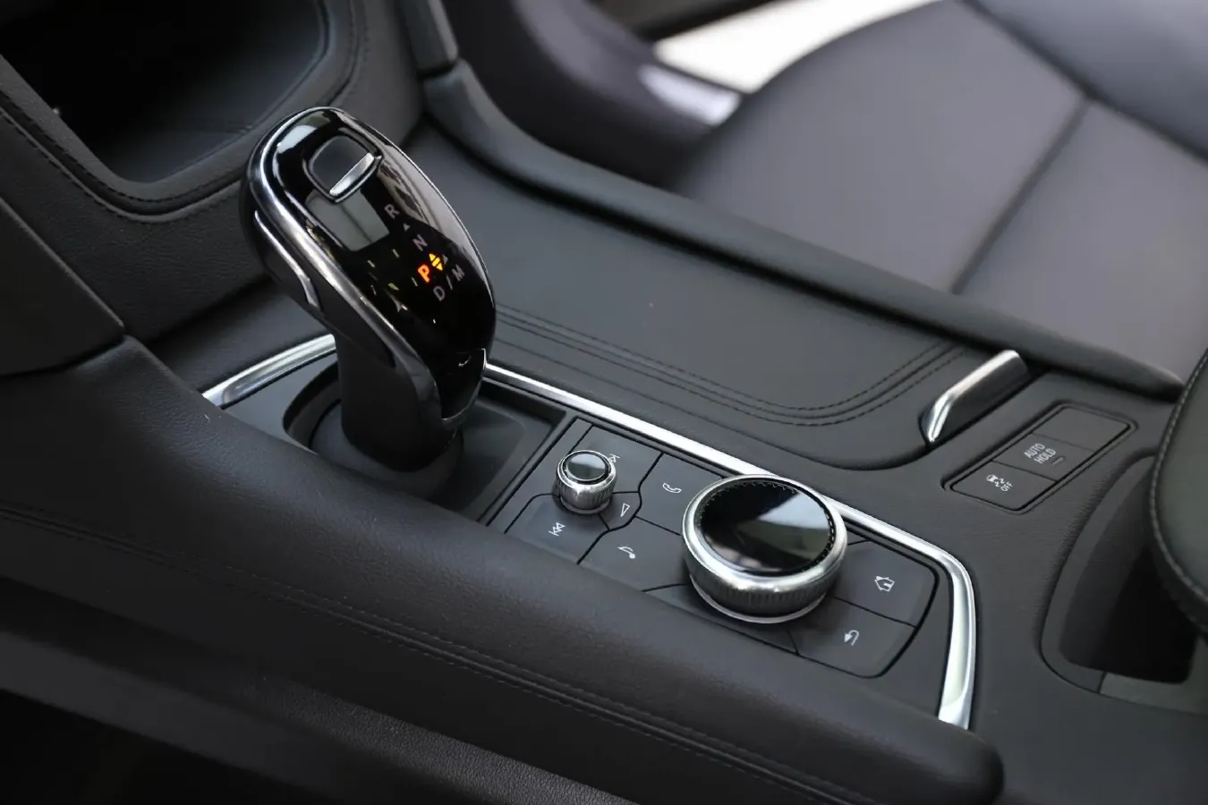 2022 Cadillac XT5 2.0T 237HP L4 9AT,autocango,china used car exporter,china ev exporter,chinese used car exporter,chinese used ev exporter