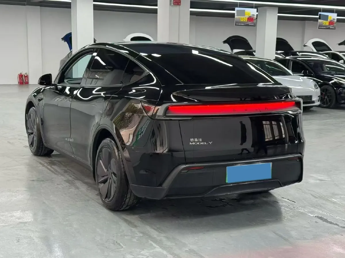 2025 Tesla Model Y BEV 62.5KWH,autocango,china used car exporter,china ev exporter,chinese used car exporter,chinese used ev exporter