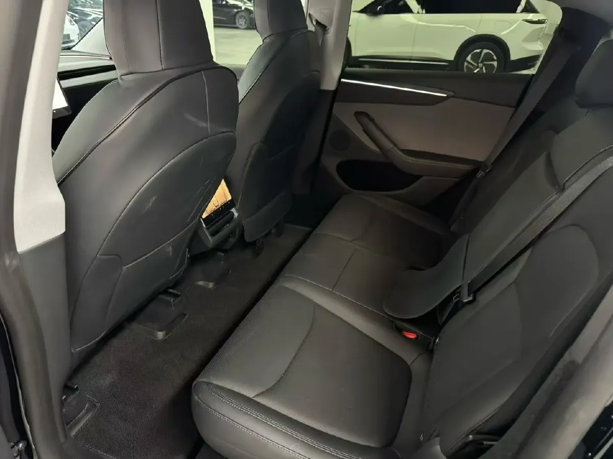 2025 Tesla Model Y BEV 62.5KWH,autocango,china used car exporter,china ev exporter,chinese used car exporter,chinese used ev exporter