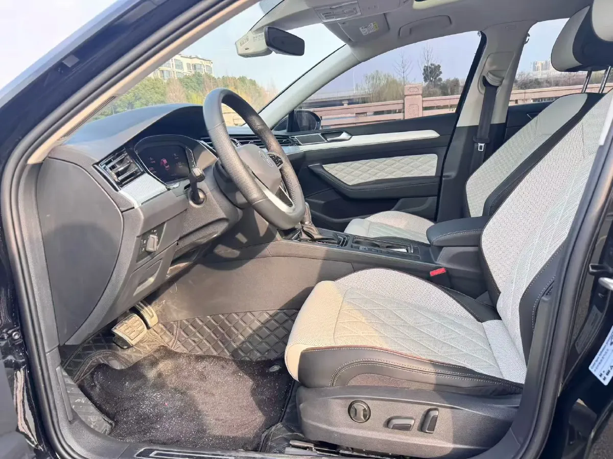 2025 Volkswagen Magotan 2.0T 186HP L4 7DCT,autocango,china used car exporter,china ev exporter,chinese used car exporter,chinese used ev exporter