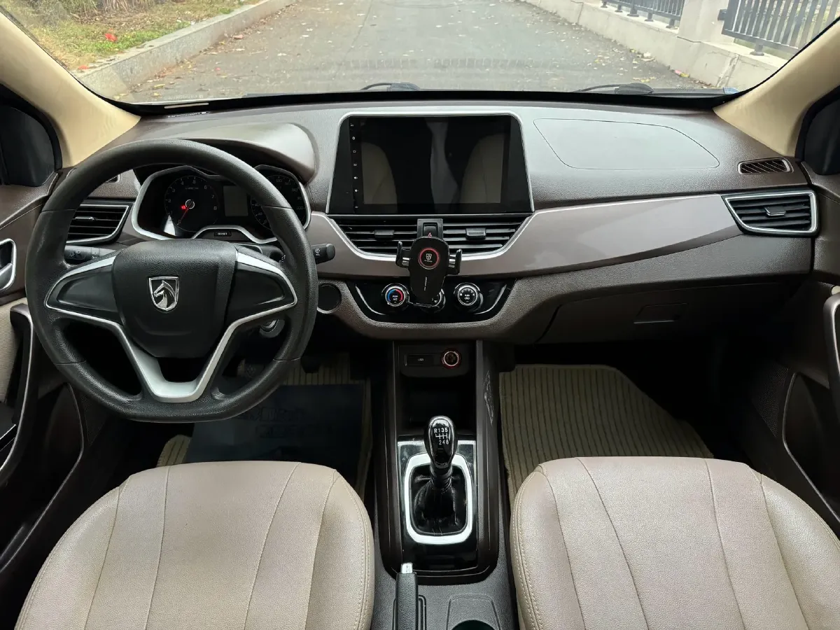 2017 BaoJun 310W 1.5L 112HP L4 6MT,autocango,china used car exporter,china ev exporter,chinese used car exporter,chinese used ev exporter