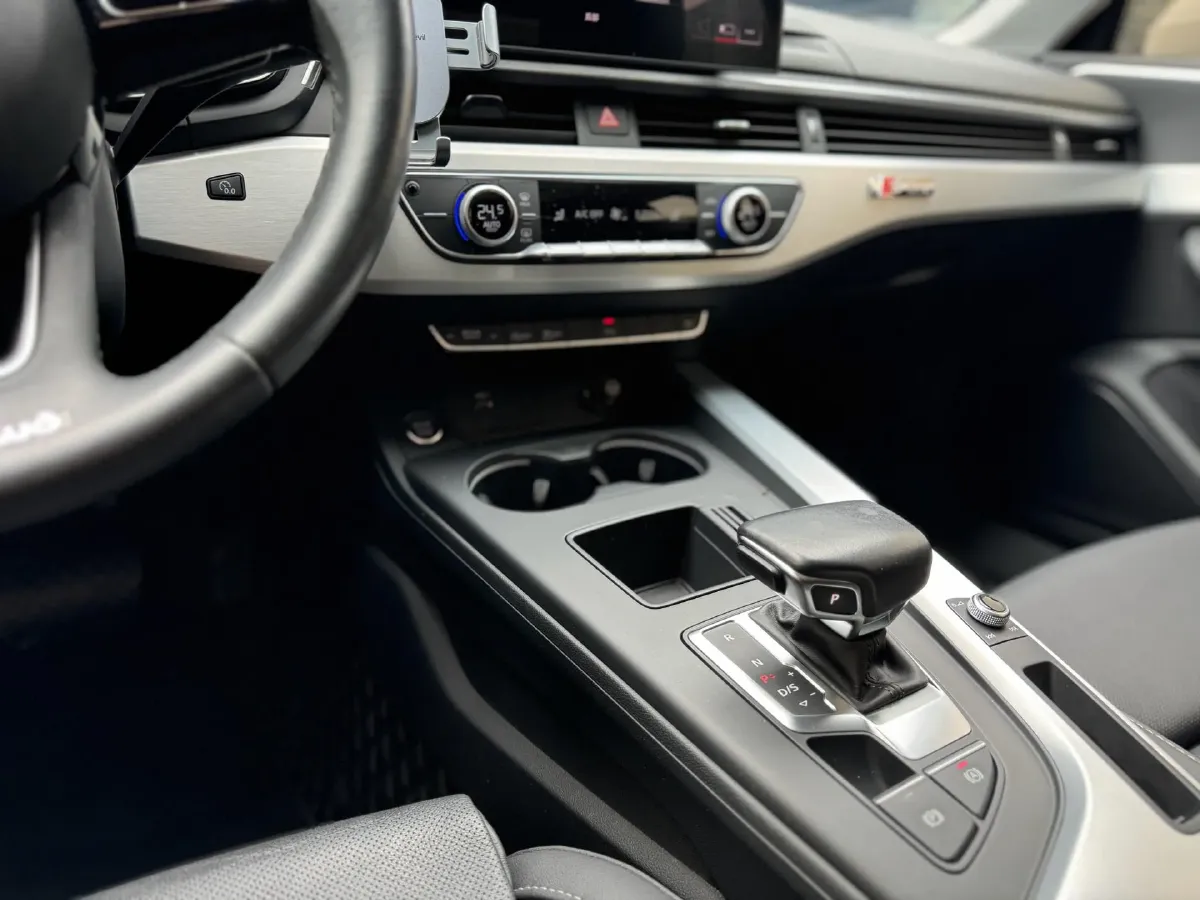 2022 Audi A4L 2.0T 190HP L4 7DCT,autocango,china used car exporter,china ev exporter,chinese used car exporter,chinese used ev exporter