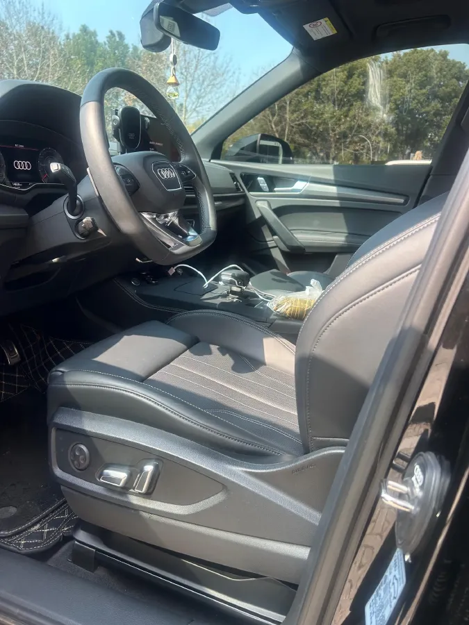 2025 Audi Q5L 2.0T 190HP L4 7DCT,autocango,china used car exporter,china ev exporter,chinese used car exporter,chinese used ev exporter