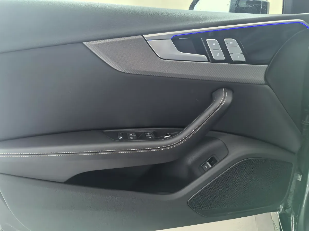 2024 Audi A4L 2.0T 190HP L4 7DCT,autocango,china used car exporter,china ev exporter,chinese used car exporter,chinese used ev exporter