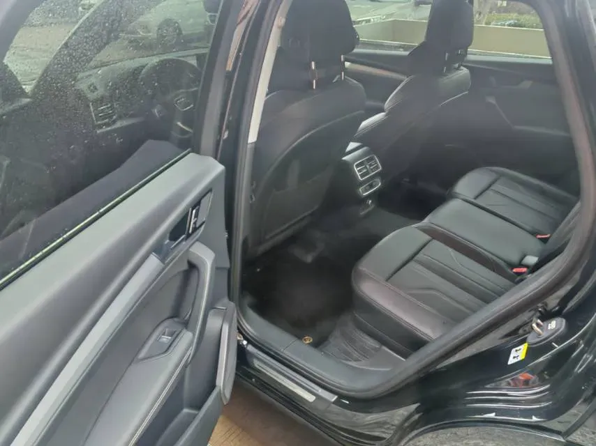 2025 Audi Q5L 2.0T 190HP L4 7DCT,autocango,china used car exporter,china ev exporter,chinese used car exporter,chinese used ev exporter