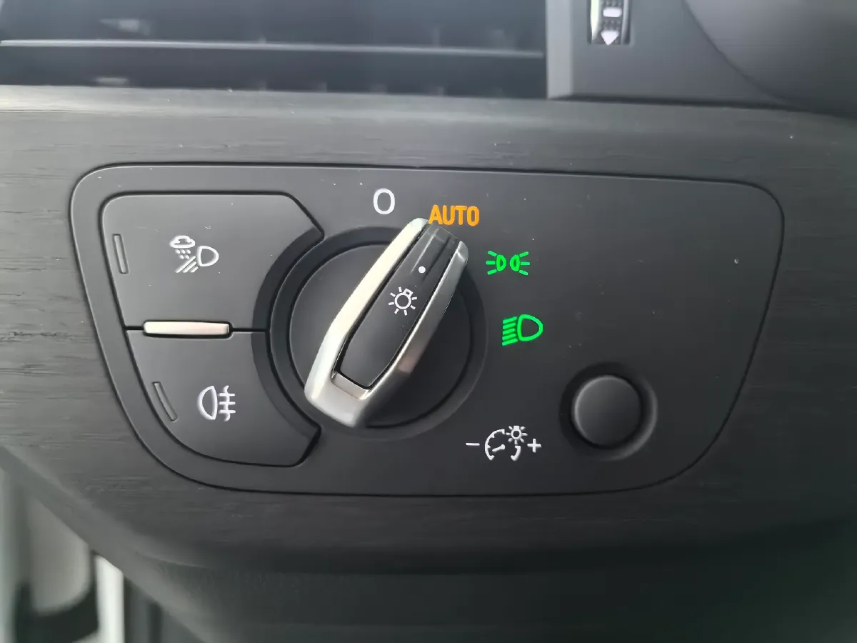 2023 Audi A4L 2.0T 190HP L4 7DCT,autocango,china used car exporter,china ev exporter,chinese used car exporter,chinese used ev exporter