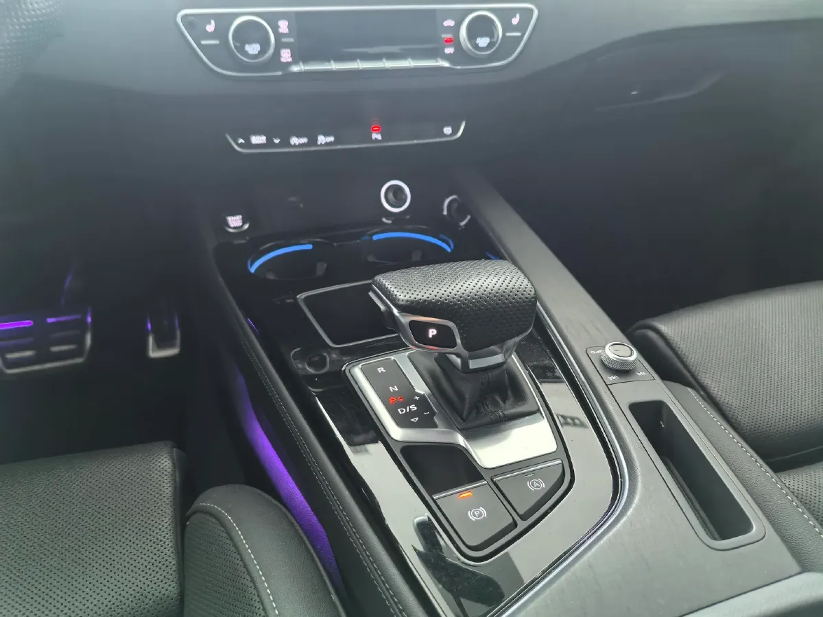 2023 Audi A4L 2.0T 190HP L4 7DCT,autocango,china used car exporter,china ev exporter,chinese used car exporter,chinese used ev exporter