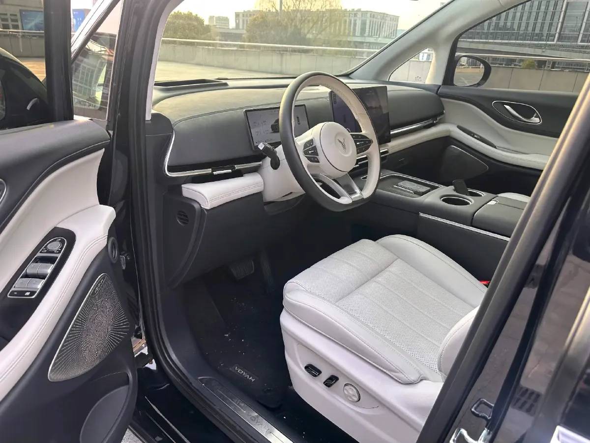2025 Voyah Dream 1.5T 150HP L4 PHEV 41.7KWH,autocango,china used car exporter,china ev exporter,chinese used car exporter,chinese used ev exporter