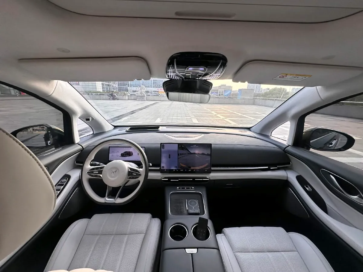 2025 Voyah Dream 1.5T 150HP L4 PHEV 41.7KWH,autocango,china used car exporter,china ev exporter,chinese used car exporter,chinese used ev exporter