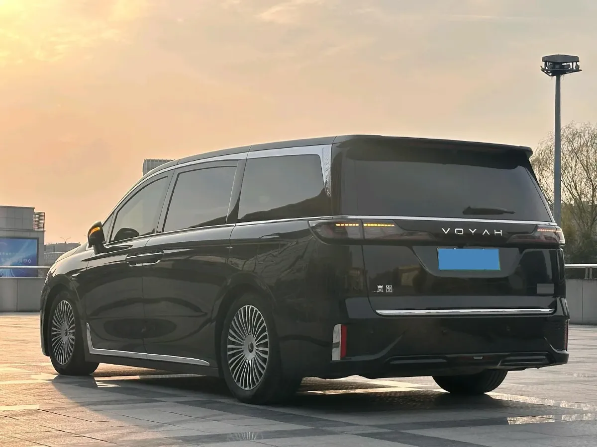 2025 Voyah Dream 1.5T 150HP L4 PHEV 41.7KWH,autocango,china used car exporter,china ev exporter,chinese used car exporter,chinese used ev exporter