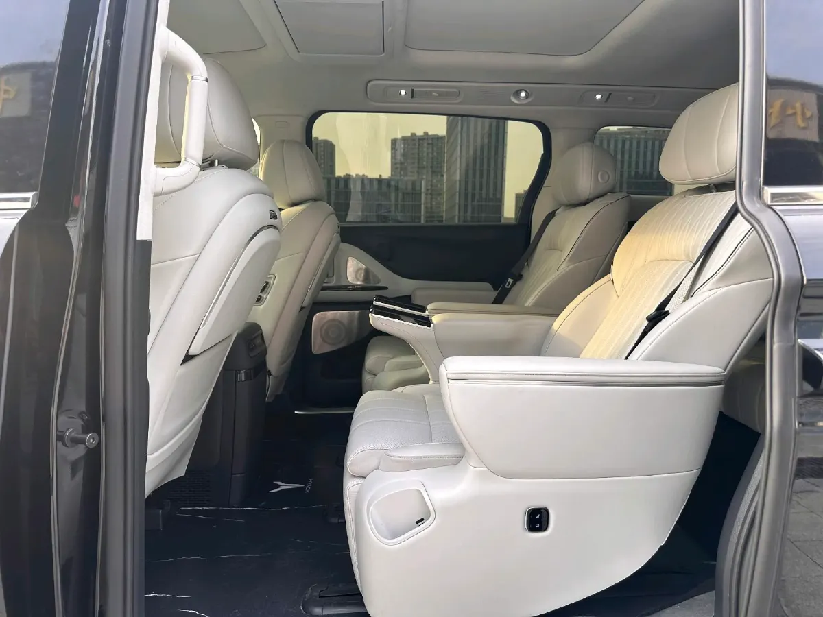 2025 Voyah Dream 1.5T 150HP L4 PHEV 41.7KWH,autocango,china used car exporter,china ev exporter,chinese used car exporter,chinese used ev exporter