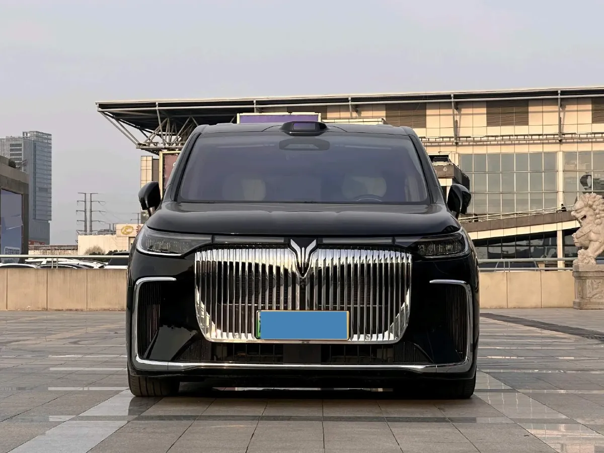 2025 Voyah Dream 1.5T 150HP L4 PHEV 41.7KWH,autocango,china used car exporter,china ev exporter,chinese used car exporter,chinese used ev exporter
