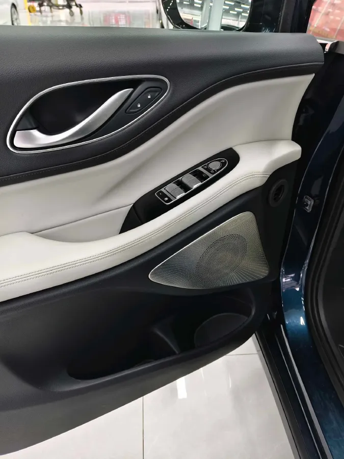 2025 Voyah Dream 1.5T 150HP L4 PHEV 41.7KWH,autocango,china used car exporter,china ev exporter,chinese used car exporter,chinese used ev exporter