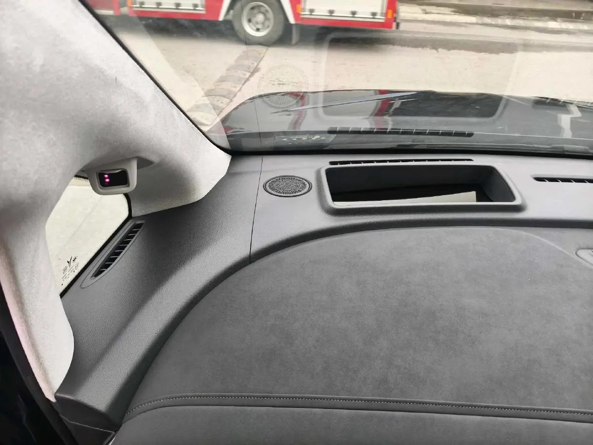 2025 Voyah Dream 1.5T 150HP L4 PHEV 41.7KWH,autocango,china used car exporter,china ev exporter,chinese used car exporter,chinese used ev exporter