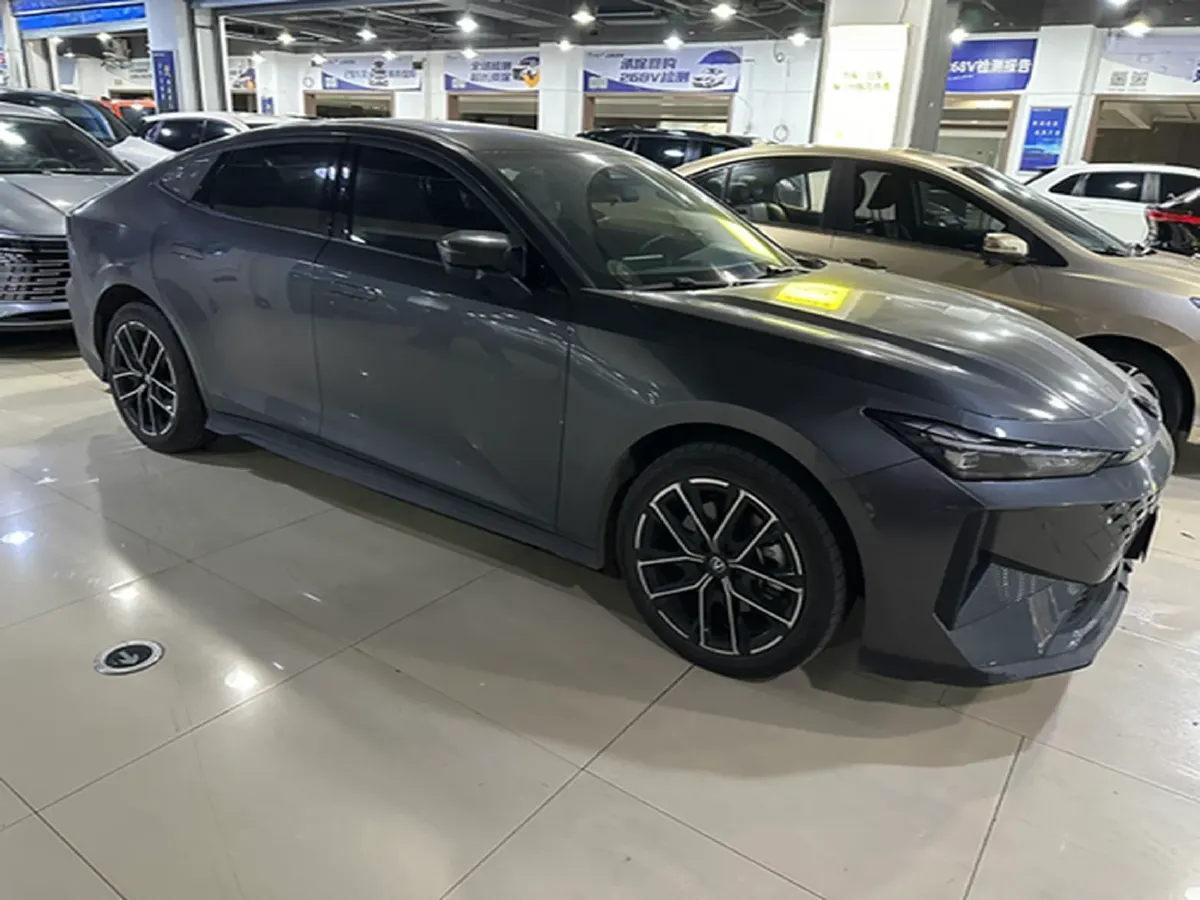 2024 ChangAn UNI-V iDD 1.5L 110HP L4 E-CVT PHEV 18.99KWH,autocango,china used car exporter,china ev exporter,chinese used car exporter,chinese used ev exporter