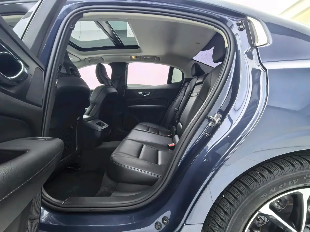 2022 Volvo S60 2.0T 197HP L4 8AT,autocango,china used car exporter,china ev exporter,chinese used car exporter,chinese used ev exporter