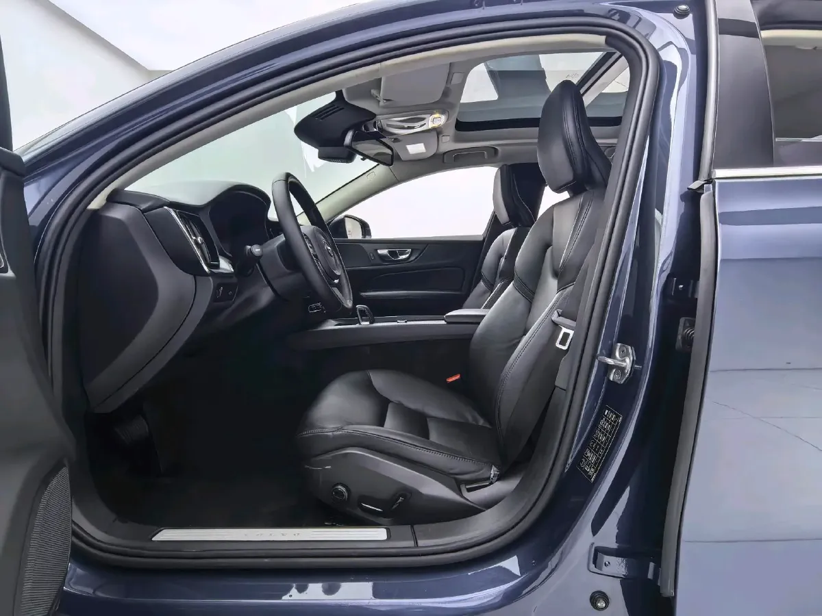 2022 Volvo S60 2.0T 197HP L4 8AT,autocango,china used car exporter,china ev exporter,chinese used car exporter,chinese used ev exporter