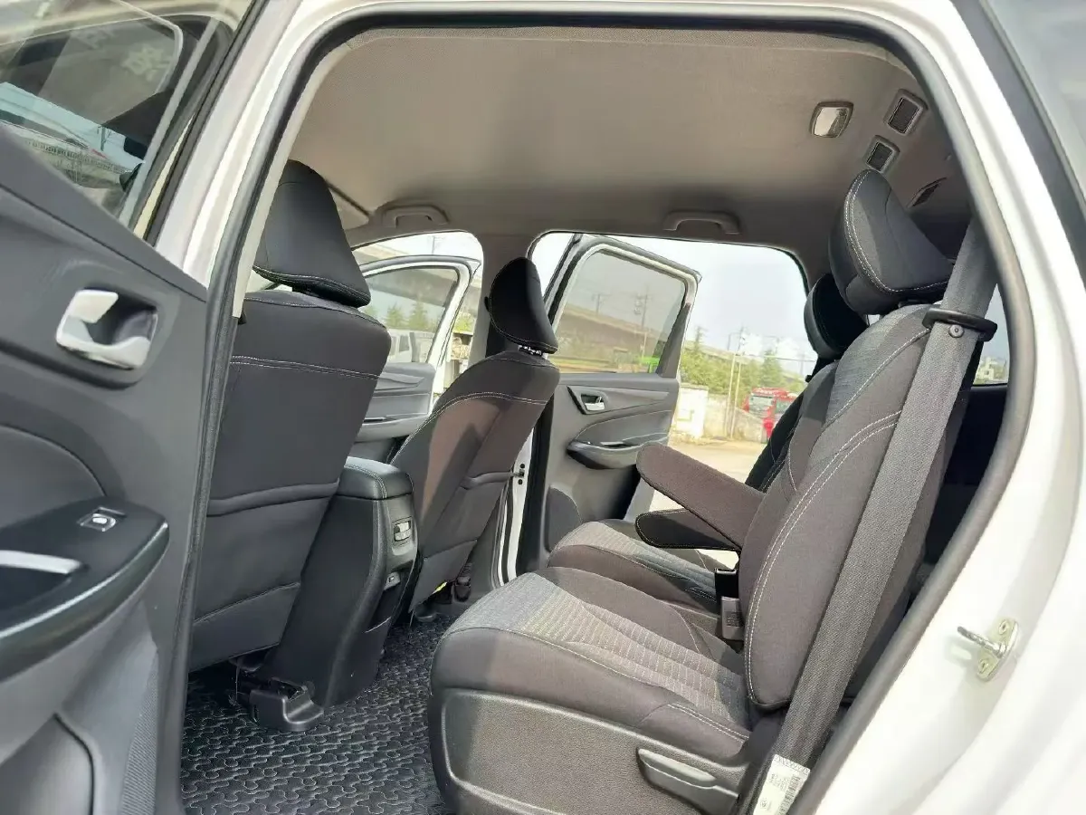 2019 BaoJun 730 1.5L 112HP L4 6MT,autocango,china used car exporter,china ev exporter,chinese used car exporter,chinese used ev exporter