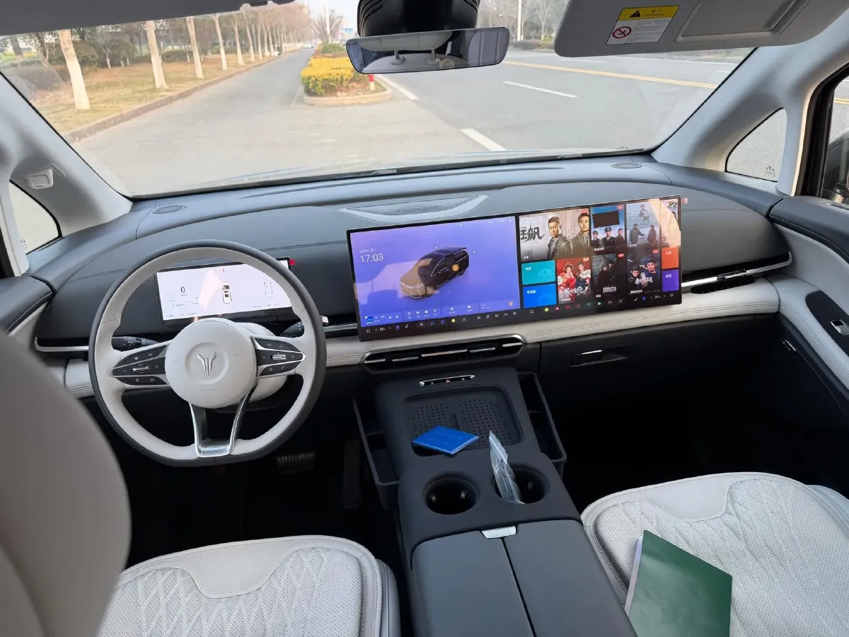 2025 Voyah Dream 1.5T 150HP L4 PHEV 41.7KWH,autocango,china used car exporter,china ev exporter,chinese used car exporter,chinese used ev exporter